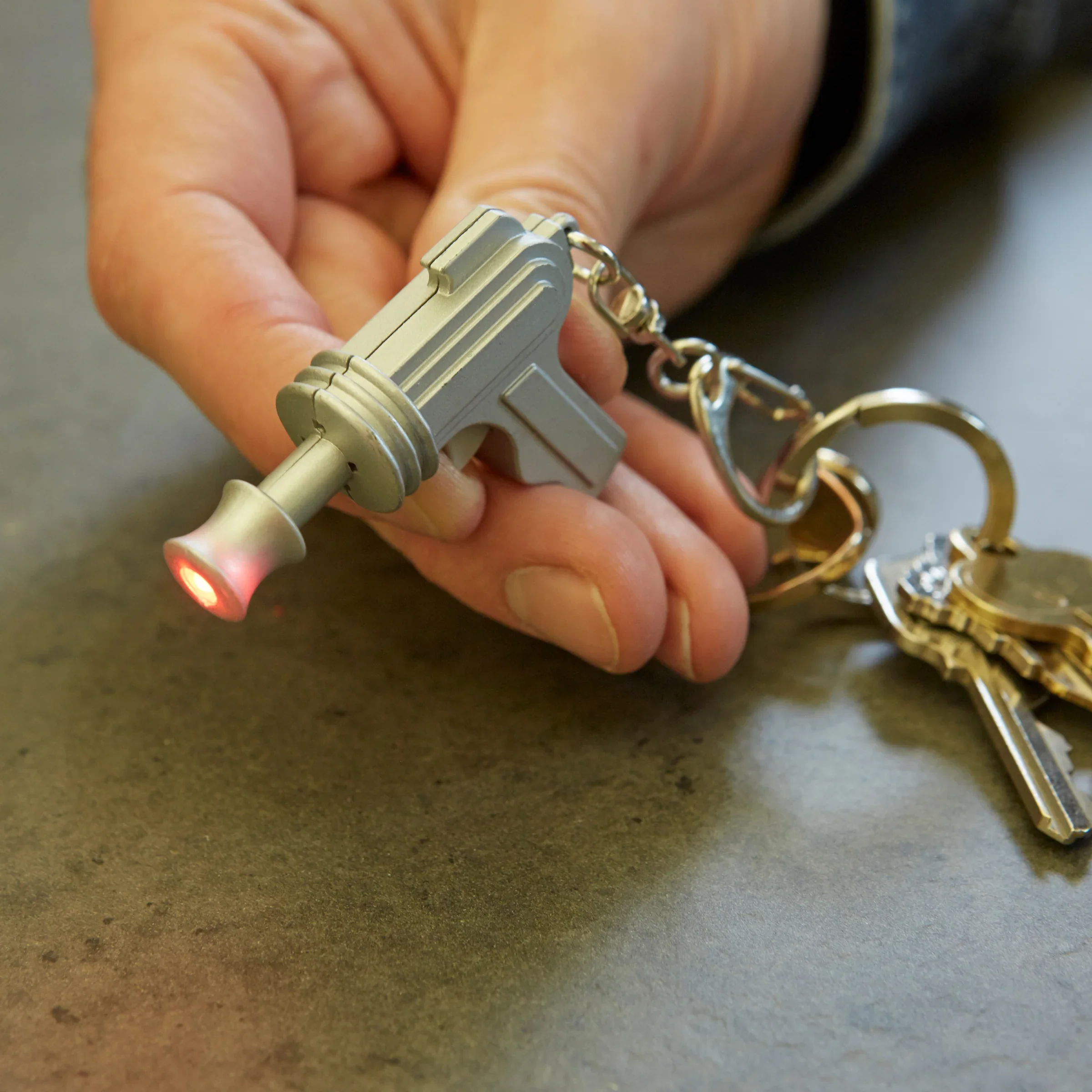Kikkerland: Space Gun LED & Sound Keychain - Image 3